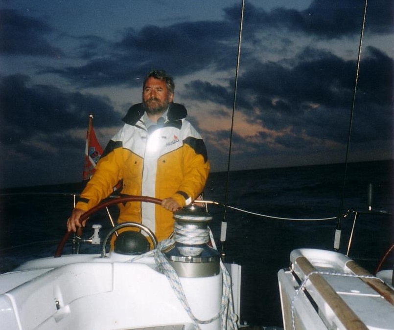 Mladen Gerovac za kormilom jedrilice Issa, Tirensko more, 1999.