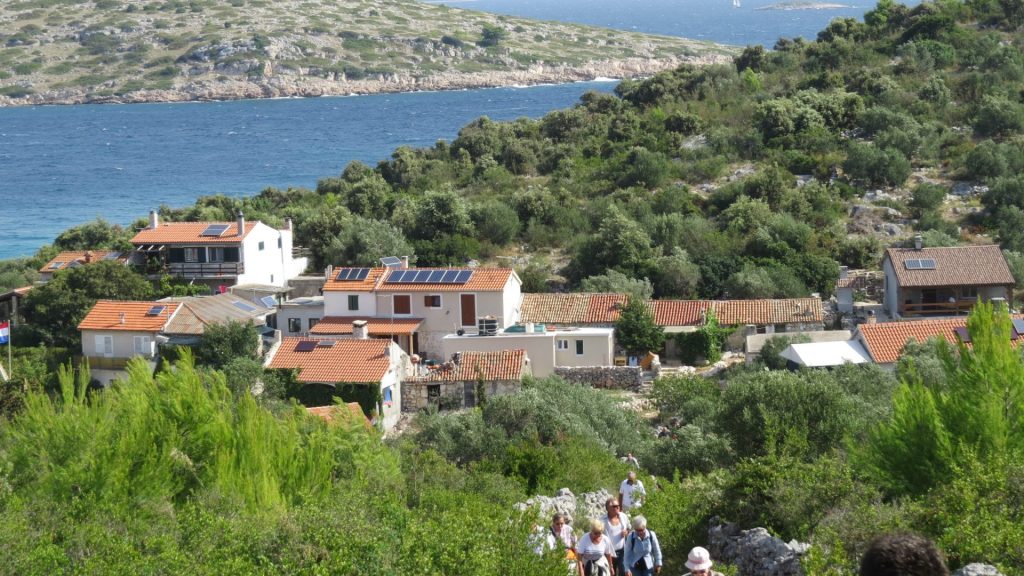 Pogled na Pristanišće sa staze prema crkvi Svetog križa Snimio Mladen Gerovac