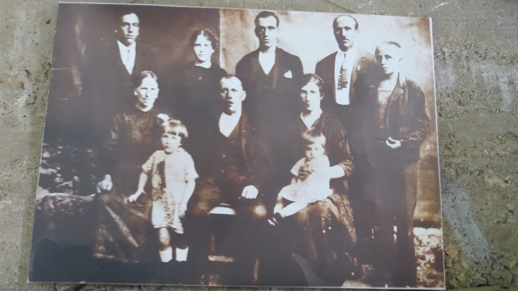 I njihovi preci: u sredini sjedi pradjed Ante Filipi, a stoje sinovi koji su vodili brodogradilište u Sukošanima prije 90 godina kad je osnovano