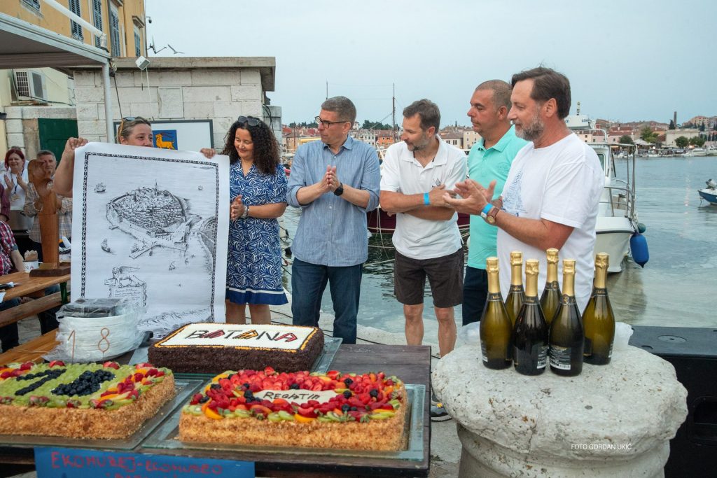  Dodjela grafike grada Rovinja prof Mohoviću u znak zahvalnosti za rad na očuvanju pomorske baštine Istre i Kvarnera / Foto: Gordan Ukić