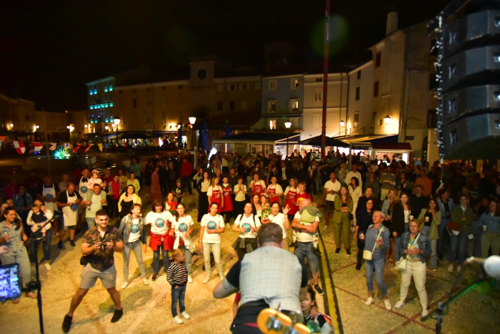 Dobra zabava navečer je u gradsku luku privukla na zabavu i staro i mlado, i domaće i turiste