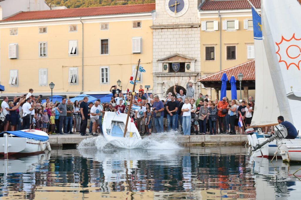 Tradicionalno bacanje obnovljene brodice u more / Foto: FB Creski kaić