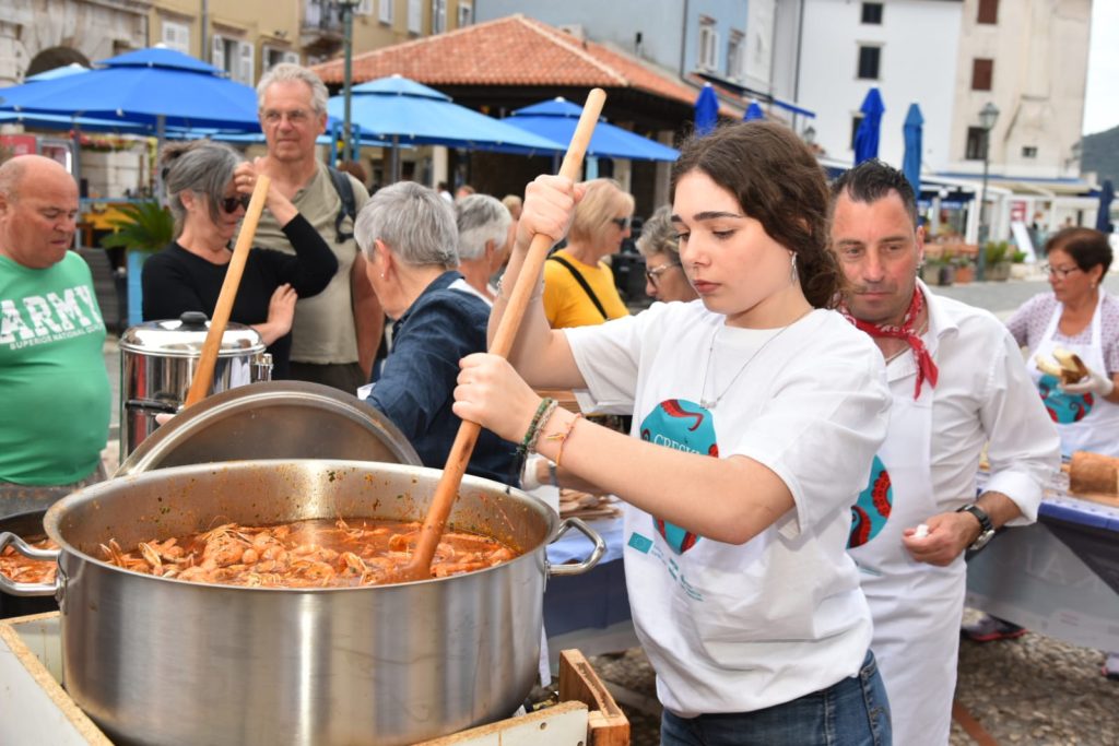 Zajednica Talijana na Cresu kuhala je tradicionalno jelo - škampe na brudet s palentom / Foto :FB Creski kaić