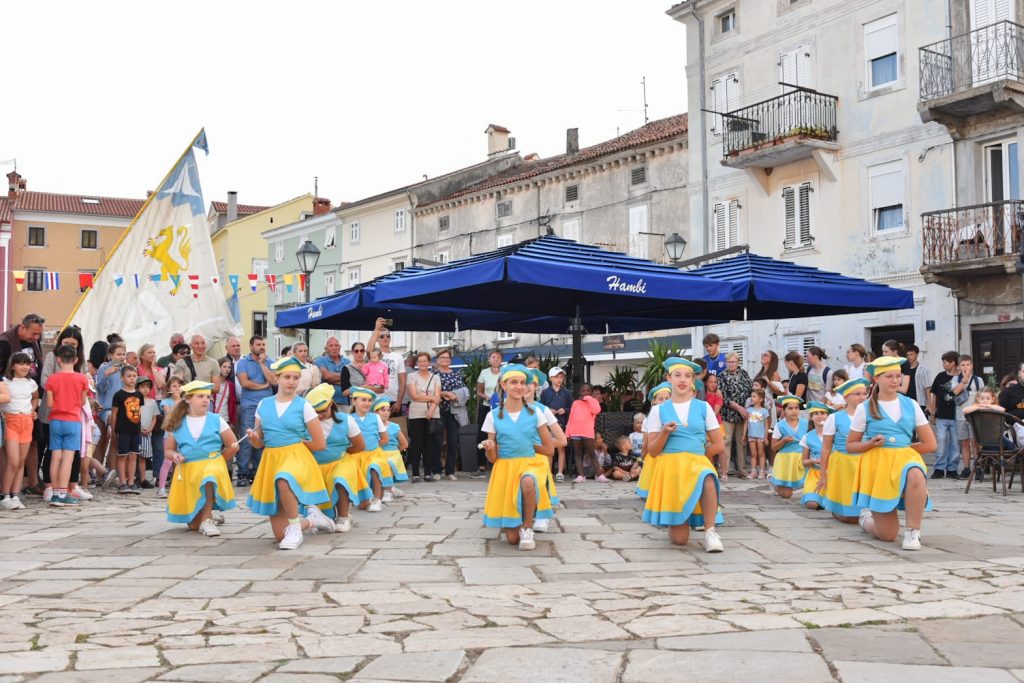 Nastup Prvih creski mažortekinja / Foto: FB Creski kaić