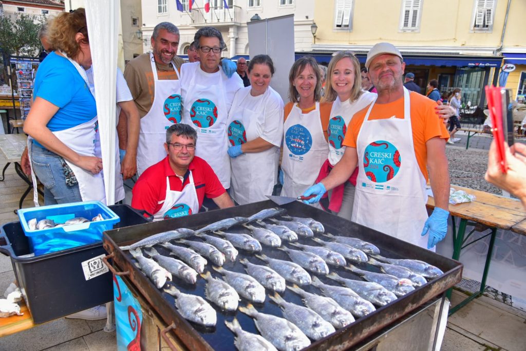 Bogata gastronomska ponuda - peku se orade na žaru / Foto: FB Creski kaić