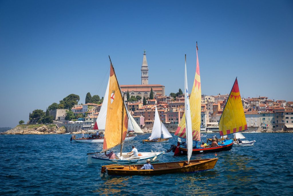 Rovinjska regata tradicijskih barki s oglavnim i latinskim jedrom / Foto: Ekomuzej Batana