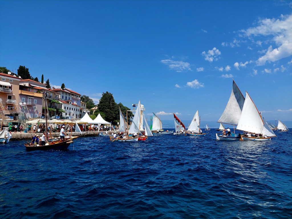 Start regate Mala barka Štorija od mora 2024 u Mošćničkoj Dragi / Foto: Mitja Zupančič