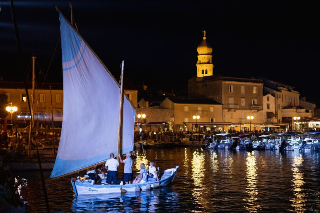 Noćni ples barki u krčkoj luci 2023. godine /Foto: TZ Krk