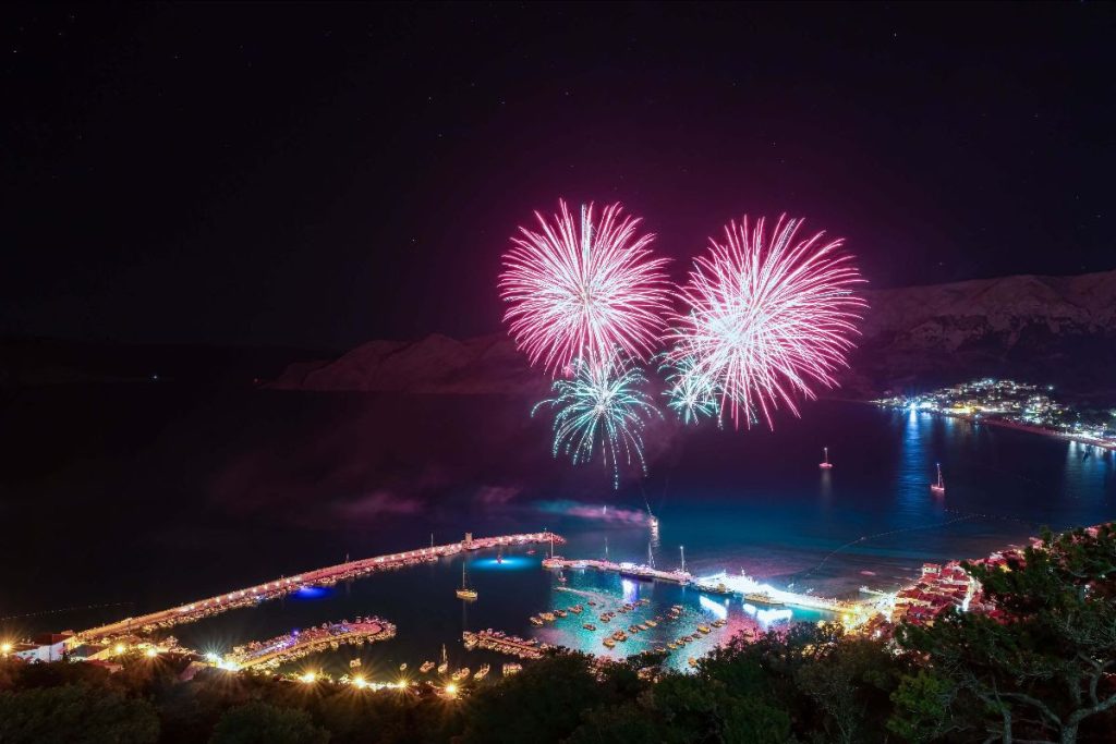 Večernja zabava uz besplatne koncerte Gustava i Dalmatina na Ribarskoj fešti 2024 / Foto: TZ Baška