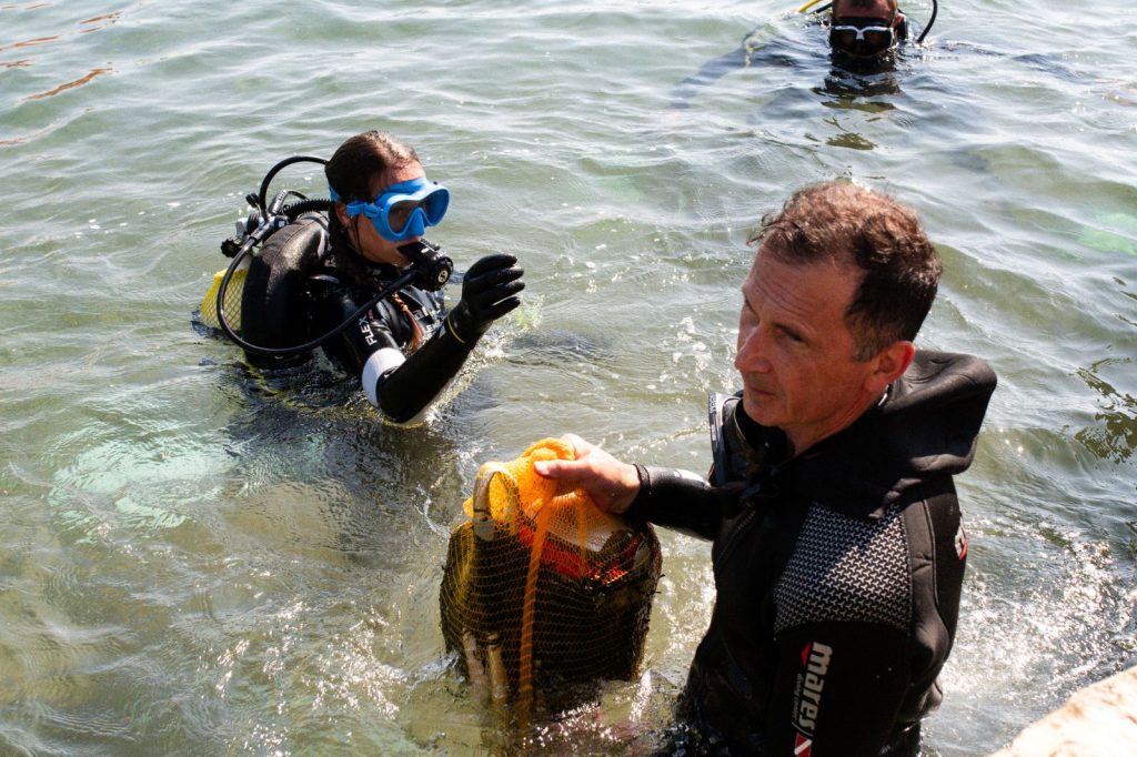 Predsjednički kandidat i ronioci iznose smeće iz mora / Foto: Ronilački klub Nemo Adriatic