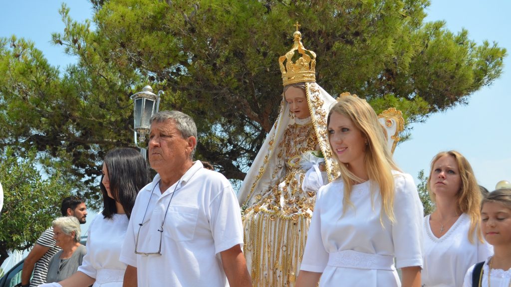 Kip Gospe od sniga na procesiji / Foto: TZ Kukljica