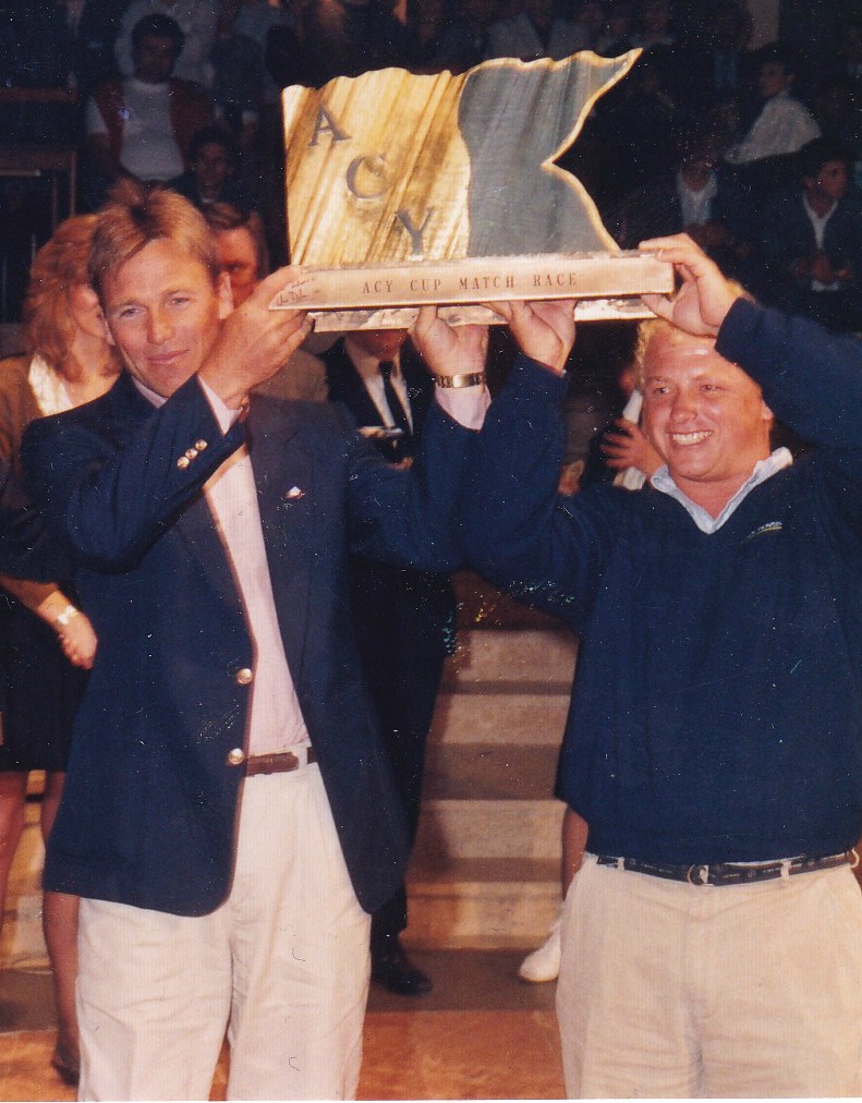 Prvi ACY Cup – posada pobjednika Harolda Cudmorea s trofejem, Rovinj 1987. / Foto: ACI