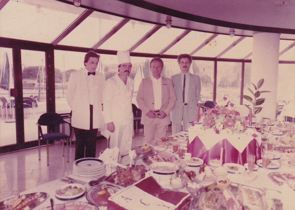 Sve je spremno za svečano otvorenje restorana 1. srpnja 1985. Šef sale Branko Sotlar, šef kuhinje Dušan Percan, Lucian Kirac i Vladimir Brajković pred 30 metara švedskog stola sa 50-60 vrsta biranih jela /Foto: obiteljski album Brajković