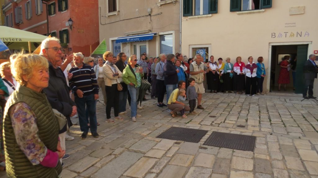 Publika na proslavi 20. godina Ekomuzeja Kuća o batani