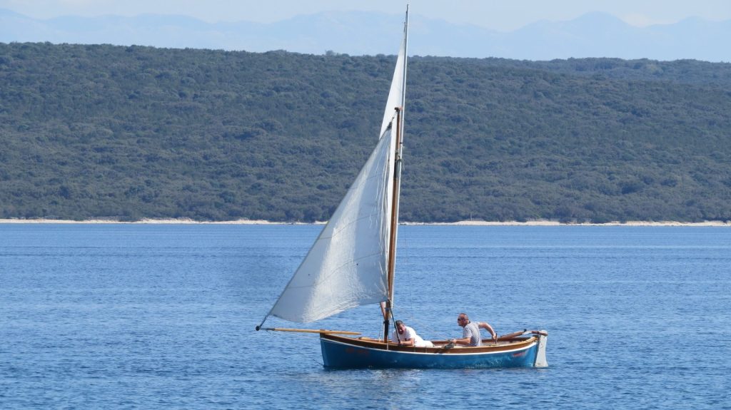 Nerezinska regata - hvatanje vjetra / Snimio: Leon Tiska