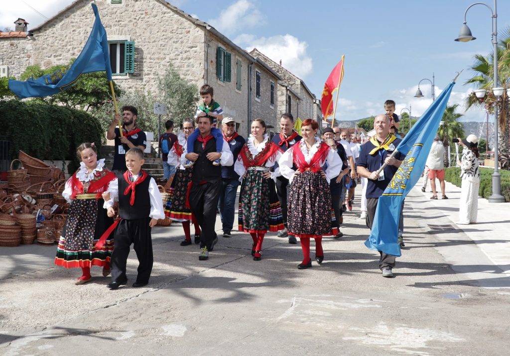 Predstavnici Malinske u svečanoj povorci na otvorenju Dana u vali 2024 / Izvor: FB Dani u vali