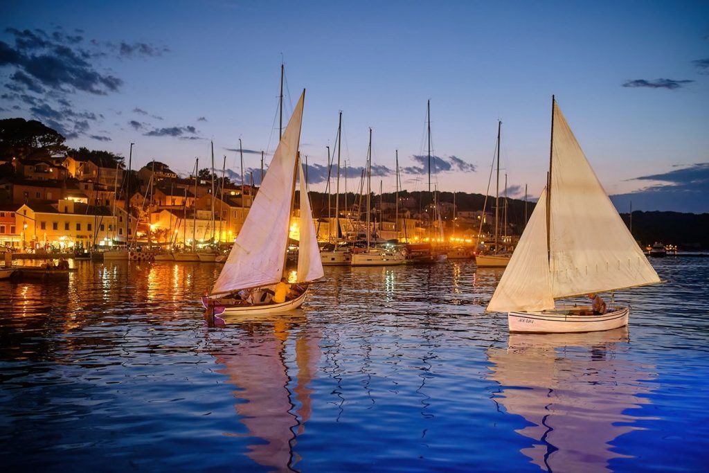 Noćna regata tradicijskih barki u malološinjskoj luci / Izvor: TZ Mali Lošinj